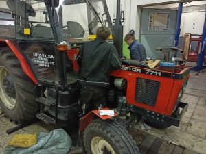 Oprava spojky u školního traktoru autoškoly – 7711