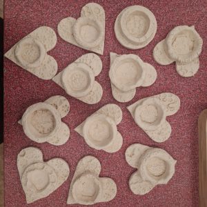 Keramický workshop pro děti ze Zařízení pro děti vyžadující okamžitou pomoc (ZDVOP) Dvůr Králové nad Labem.